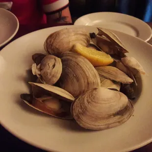 Steamers with homemade broth and butter