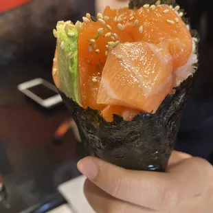 salmon hand roll