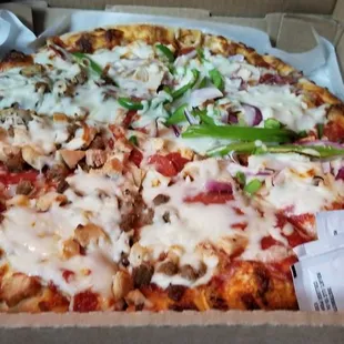 Half meat lovers half chicken tikka. Medium size.