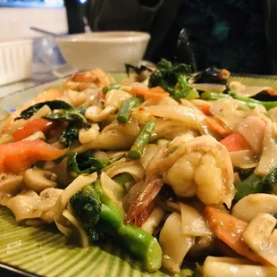 Seafood drunken noodles