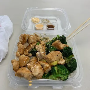 Chicken, steamed rice, steamed veggies