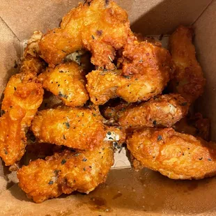 Plain wings, sauce on the side