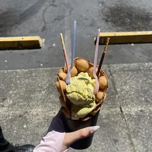 Waffle with green tea ice cream (2 scoops)