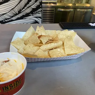 Chips &amp; queso