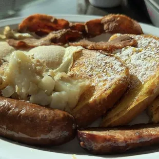 The Highlandtowner - Eggs Meat Potatoes French Toast