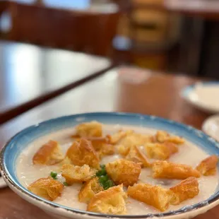 皮蛋瘦肉，油條。