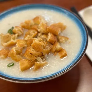 皮蛋瘦肉粥。油條. $10