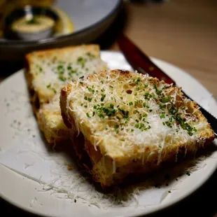 Garlic Bread - IG: @nelson_eats