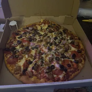 A delicious Deluxe Pizza - 12" Medium (8)