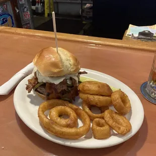 Jalapeño burger, extra mozzarella, extra bacon med rare. It was perfect.