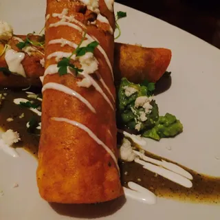 Taquitos con Salsa Verde