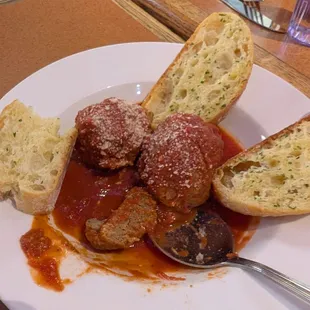 Meatball appetizer with garlic bread.
