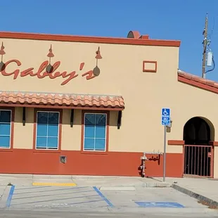the outside of the restaurant