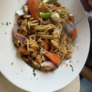 Tallarín saltado de pollo