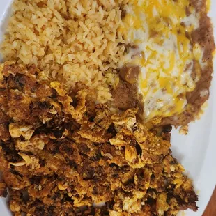 Huevos con chorizo plate