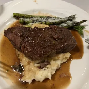 Braised Short Rib, mashed potatoes, asparagus.