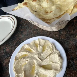 Hummus w/garlic naan