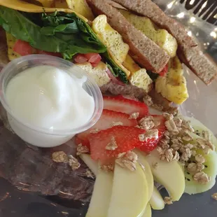 Eggs cheese sándwich w/ fruit