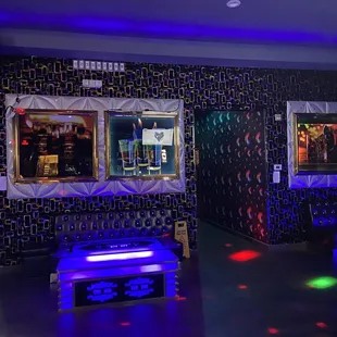 The walls are velvet hahah I had to touch it.