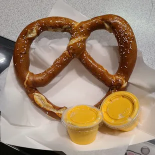 Big pretzel with double cheese