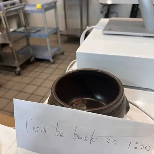 Stopped by at 1pm, left at 1:40pm.... Did not see staff return