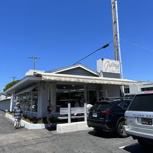 the outside of the restaurant