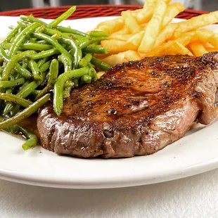 Ribeye steak with green beans and fries