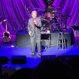 The legendary Englebert Humperdinck before the jacket came off.