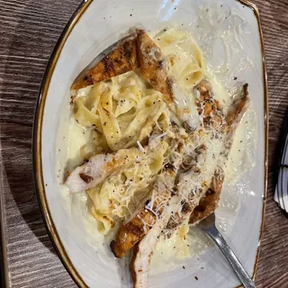 CHICKEN FETTUCCINE ALFREDO