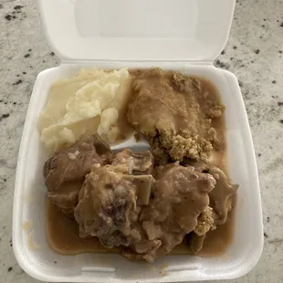 Neckbones, mashed potatoes and dressing |IG: @jojuane