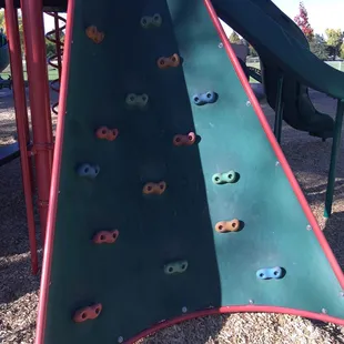 Inclined climbing wall