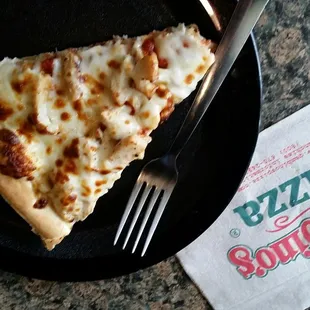 Chicken cheese pizza, looks great. Sad that it was dry, hardly any sauce.