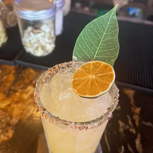 a close up of a margarita