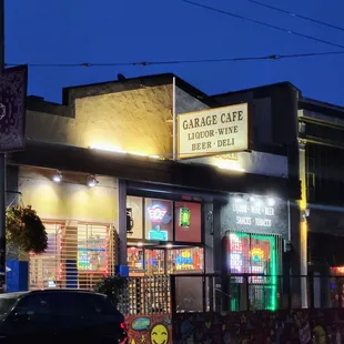 the outside of the restaurant at night