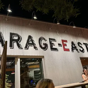 the outside of a restaurant at night