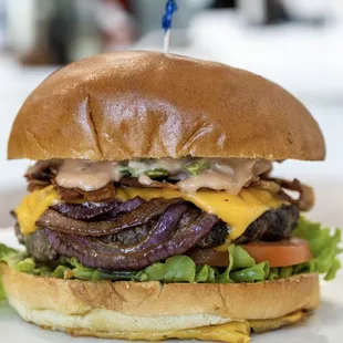 (BACON BURGER)
bacon, avocado, lettuce, grilled onions, tomato, American cheese and thousand island.