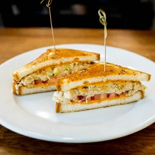 TUNA MELT SANDWICH
garlic sourdough with melted cheddar cheese and tomato.
