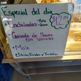 Gotta get the Guisado de Puerca con Noplaes..