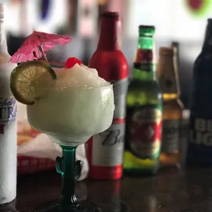 a margarita with a slice of lime