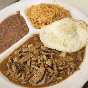 Bistec Ranchero con huevo, arroz, y frijoles