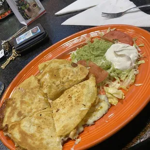 Quesadilla rellena with grilled chicken