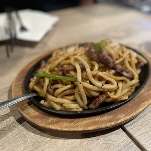 Stone fried beef udon with black pepper sauce