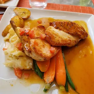 Crispy chicken breast with mashed potatoes and au jus