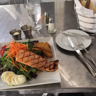 Niçoise salad is superb. The salmon is crisp and buttery. The dressing is flavorful without overpowering.