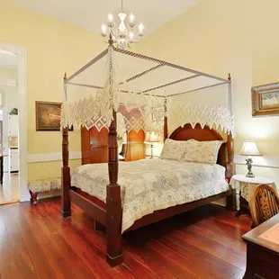 Patio Suite with queen bed, day bed (2 twins), kitchenette(no stove), screened porch, ensuite bathroom with shower/tub combo.