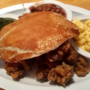 a plate of fried chicken, macaroni, and cheese