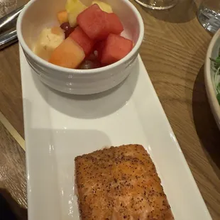 Kid&apos;s salmon and fruit salad