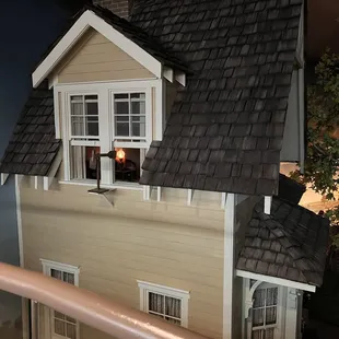 A sneak peak into Walt&apos;s bedroom!