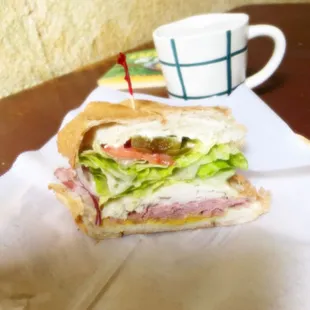 sandwhich and chai latte (recommend)