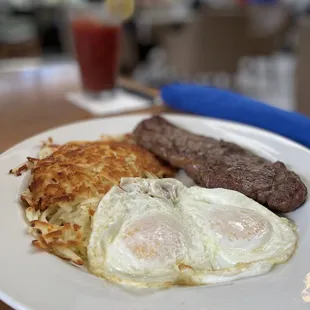 a plate of breakfast food